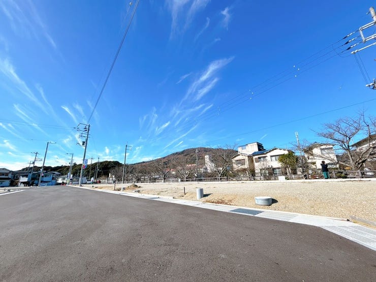 住宅地のため周辺は車の通行量も少なく、通期・登園・通学・ショッピングなど日々の往来も快適です。
