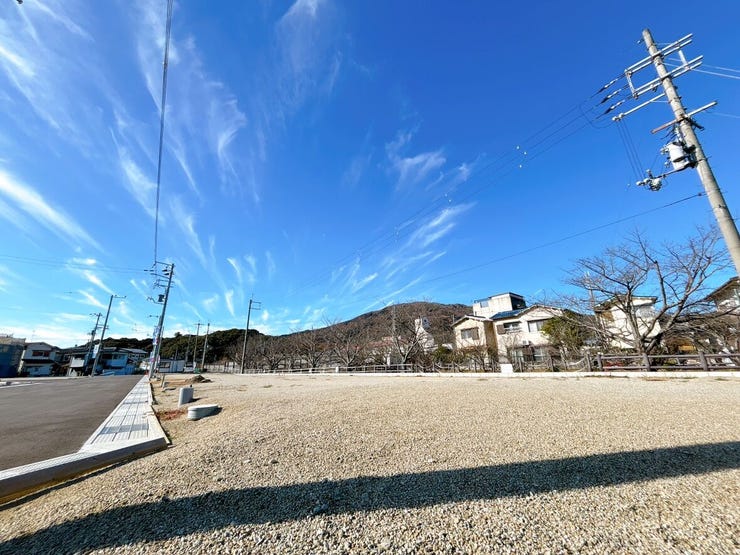 落ち着いた雰囲気の閑静な住宅街で環境の良い立地です。