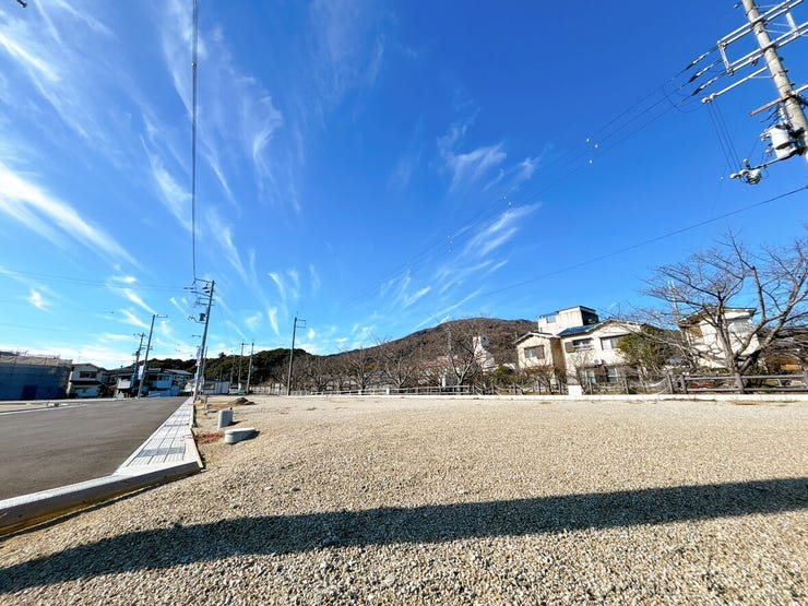 前面道路が広く、毎日の通行も快適です。