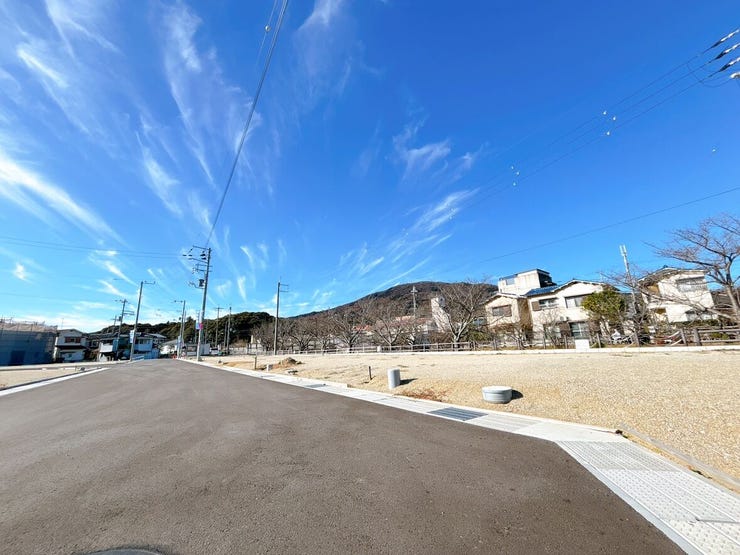 隣家との間隔が広い住宅地なので、お子様が小さいご家族やペットを飼われる方も安心です。