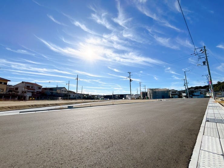 周辺は車の通行量も少なく、毎日の通行も快適です。