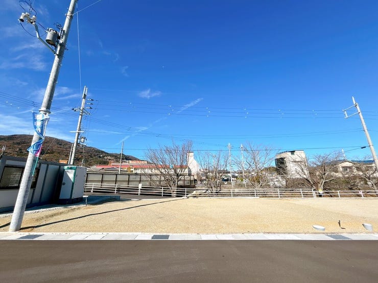 あたたかな陽が差し込む日当り良好の立地です。