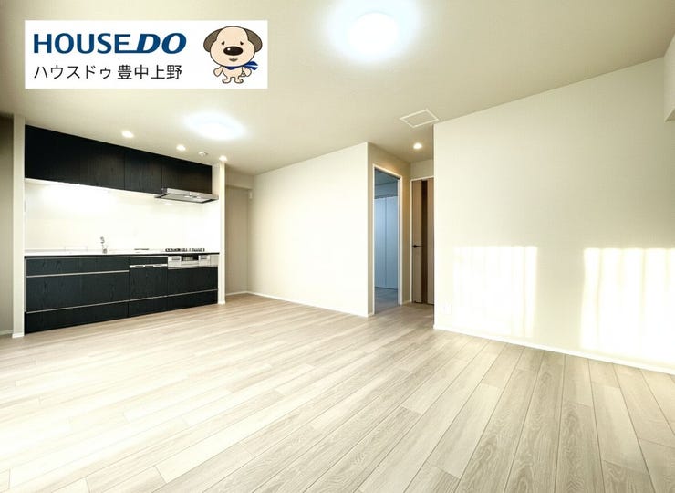 【外観】
【LDK】
当物件のLDKは南西向きバルコニーに面しており、明るい日差しが部屋全体に届きます♪室内全面リノベーション済みで清潔感もございます!