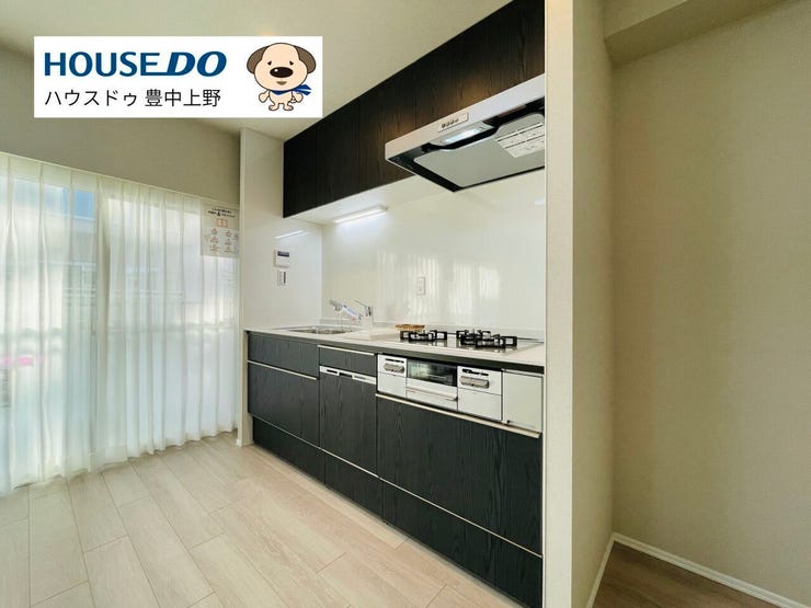 食洗機&三口コンロ完備のシステムキッチン!壁付の為お部屋が広く使えるのも嬉しいポイント◎