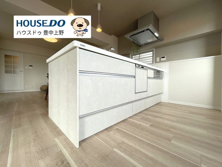 リフォーム済みのシステムキッチンです!リビング側にも収納が付いており、ついつい散らかりがちなキッチン周りがスッキリします!