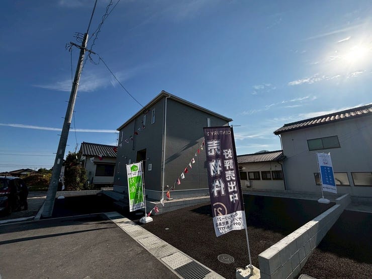 【外観】
落ちついた色合いとシンプルなラインが魅力の外観。縦長窓がスタイリッシュさを演出し、すっきりと清潔感のある佇まいに。
日々の暮らしに馴染むシンプルなモダンなデザインです。