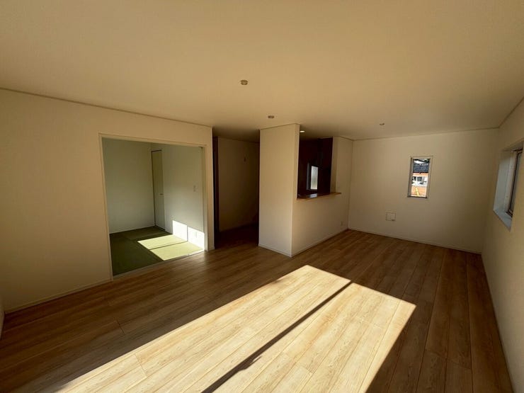 リラックスできる空間として家族や友人との団らんに最適なリビング。快適なソファとリラックスできるインテリアが、毎日の生活をより豊かにします。