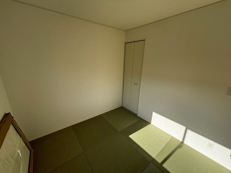 和の趣きを感じ、心地よい落ち着きをもたらします。
多目的に使えるこのスペースは、読書やお茶を楽しんだり、ゆったりとくつろいだりする場所として使える癒しの空間です。