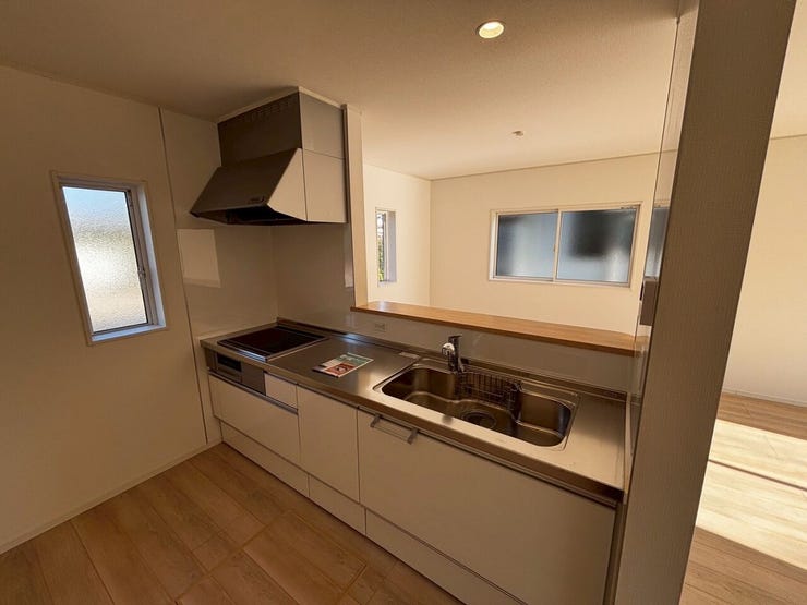 収納もたっぷりで、調理器具や食材を整理整頓できます。
明るい照明と、デザイン性のあるキッチンで楽しい料理時間を提供します。毎日の料理が一段と楽しくなること間違いなしです。