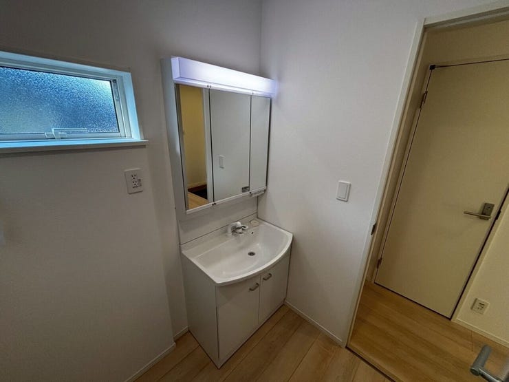 スタイリッシュで機能的な洗面台。
広々とした鏡と豊富な収納スペースで、毎日の身支度がスムーズに。