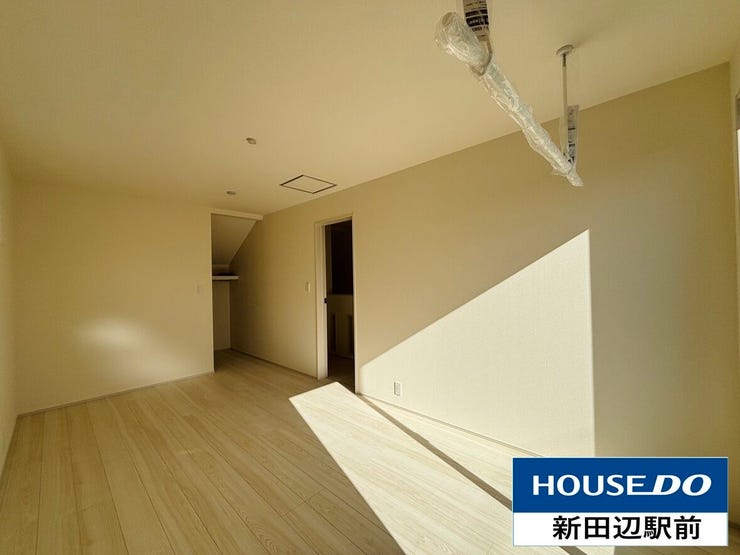 南からの陽が入る8.25帖は奥にウォークインクローゼットがあります。照明がなくても明るいお部屋です。