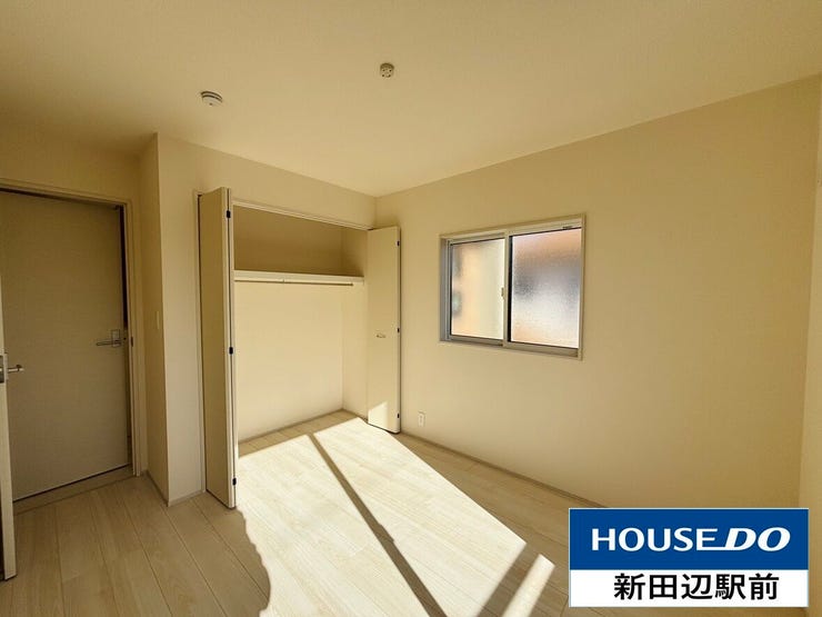 5帖洋室も南向きで、バルコニー付き。2面採光で明るく、クローゼットもしっかりついています。