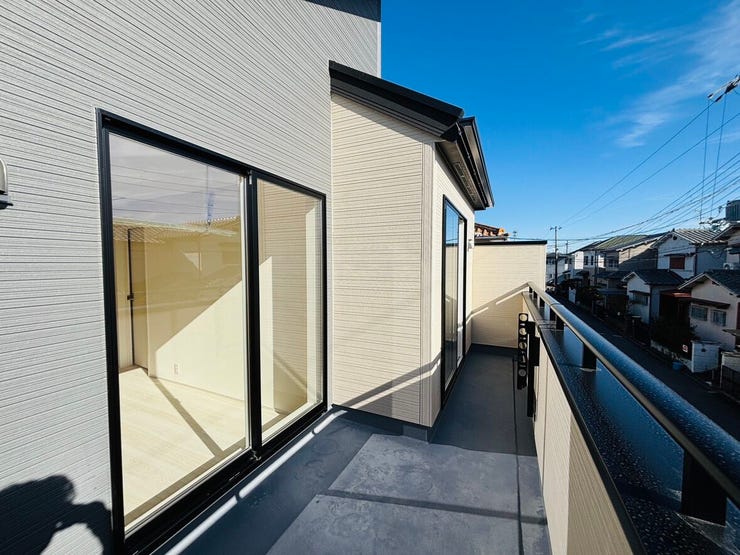 ワイドバルコニーで寝具も干せそうです。遮るものが少なく、
見通しのより眺望です。