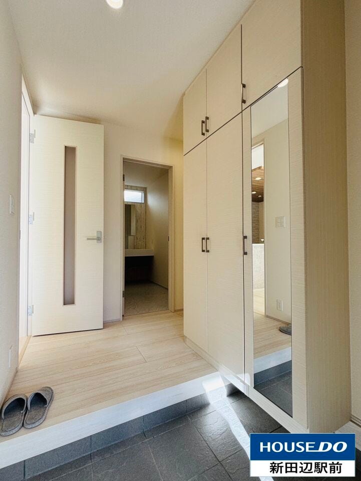 明るい色調の玄関は収納も十分で鏡付きです。
お出かけ前のチェックもできます。