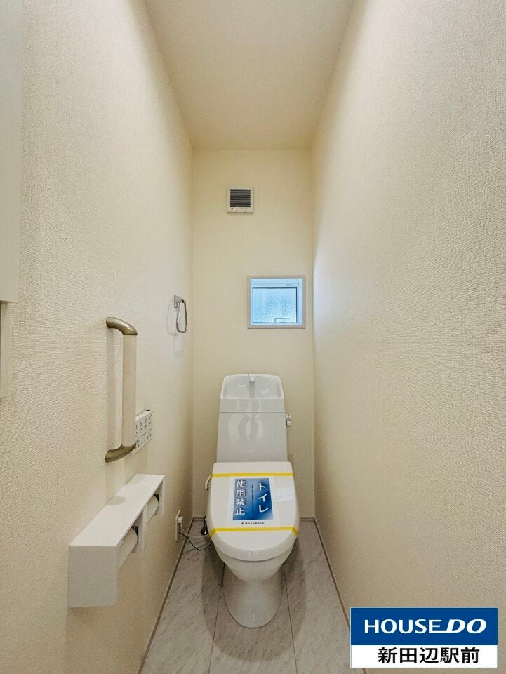 窓付で換気もよいトイレです。