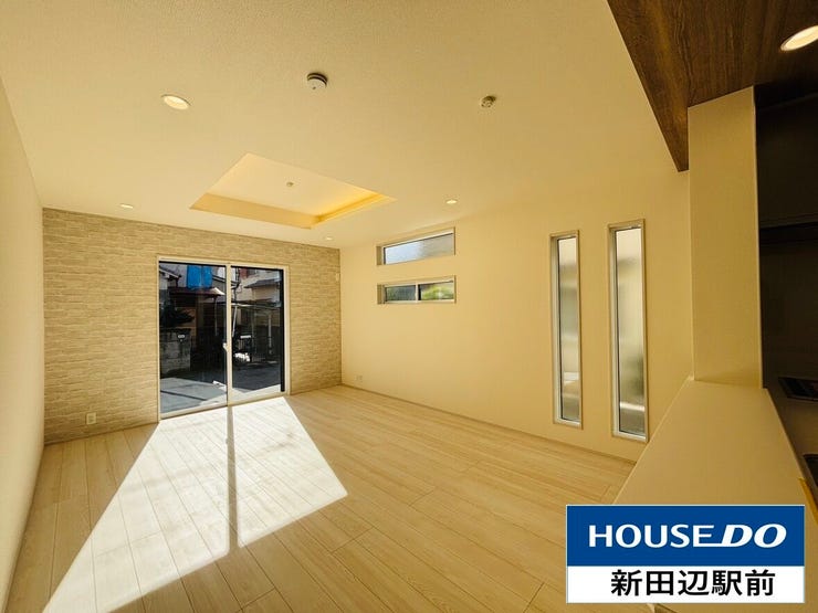 16帖のリビングは南向きの2面採光で照明がなくても明るいお部屋です。