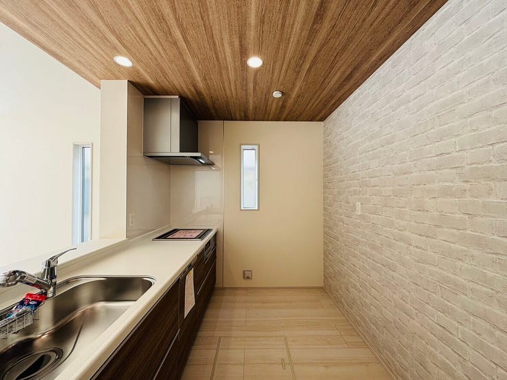 天井、壁もお洒落なキッチンで、お料理も楽しめそうです。背面スペースもあり、冷蔵庫もカップボードも置ける広さです。