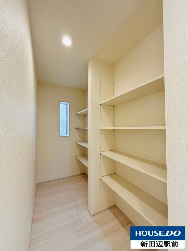 大型パントリーで食品や調理家電、日用品もタップリおけるスペースです。