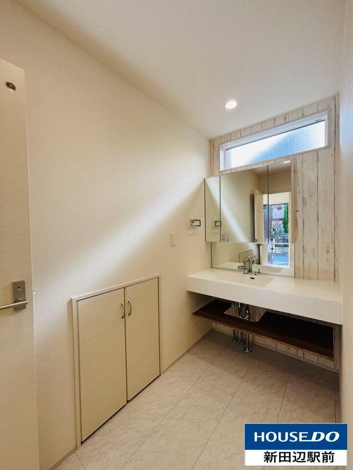 お洒落な三面鏡の洗面台です。洗面台の下、洗面台の横にも収納スペースがございます。化粧品や洗剤のストックなどたくさん収納できますよ♪