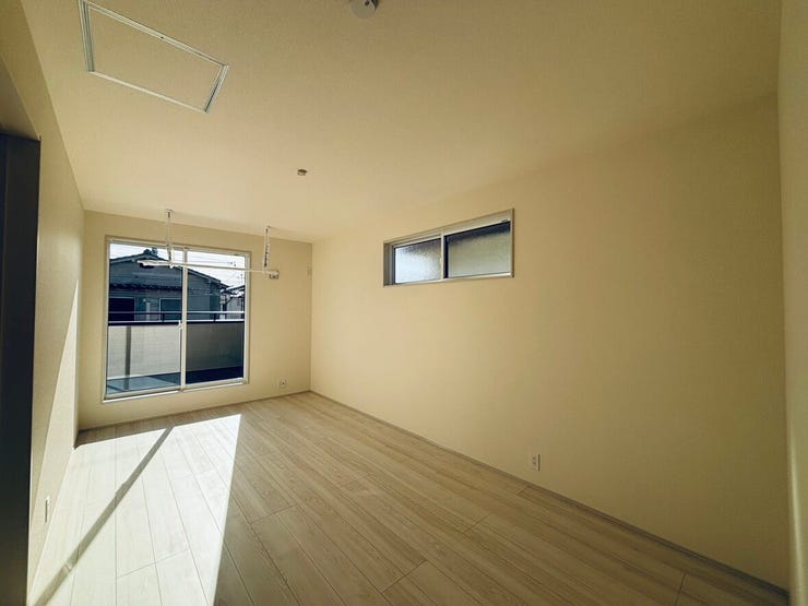 主寝室向きの8.25帖洋室です。南向き、2面採光、バルコニー付で採光、通風良好です。