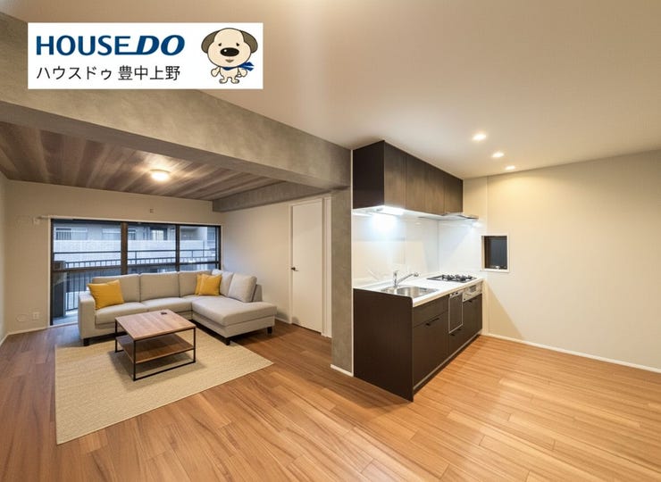 【外観】
【LDK】
約18.9帖の広々としたLDK!室内はリノベーションされており、シックで落ち着く色合いと清潔感がございます♪
※CGで家具を配置しています。