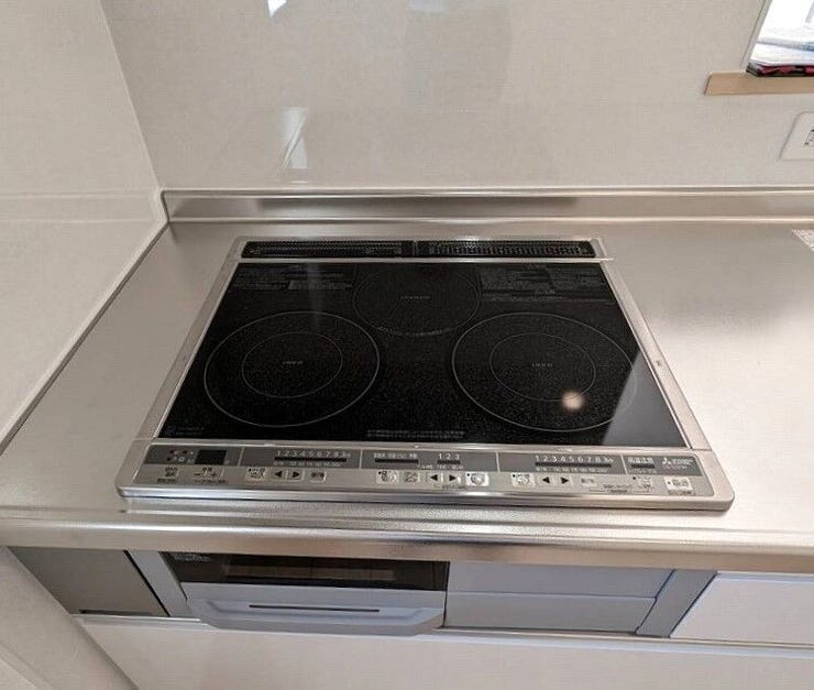 【同タイプのIHクッキングヒーター】
フラットなタイプの多いIHクッキングヒーターはお手入れがしやすく、キッチンを広く使うことができます。