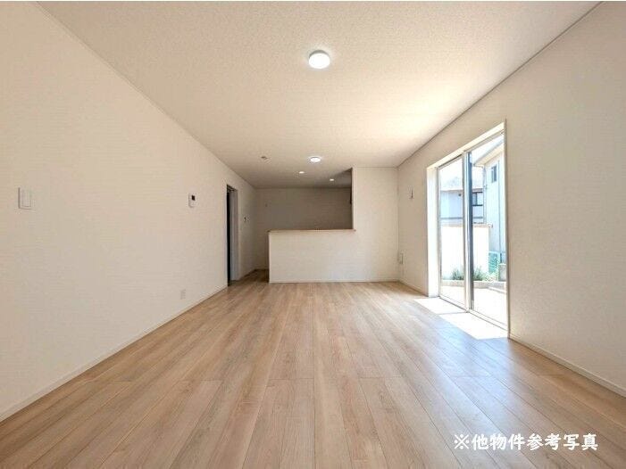 【同型リビング】(他物件参考写真)
ご家族で集まる楽しいリビングです