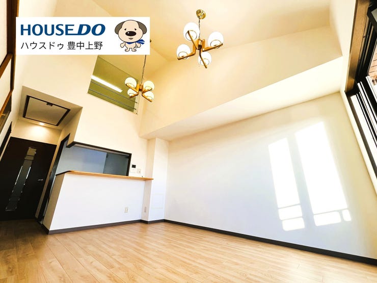 【外観】
【LDK】
吹き抜けで解放感あるLDK!和室と一体でお部屋を使用いただくことも襖で仕切っていただくことも可能です!