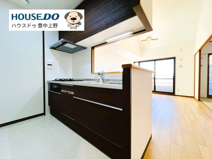 新調されたカウンタータイプのシステムキッチン!作業台の広さもしっかり確保されており、キッチン後ろもゆとりある広さが確保されています!