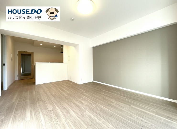 【外観】
【LDK】
おしゃれな壁紙のリビング」は約14.3帖あり、バルコニーからは明るい日差しが差し込みます。