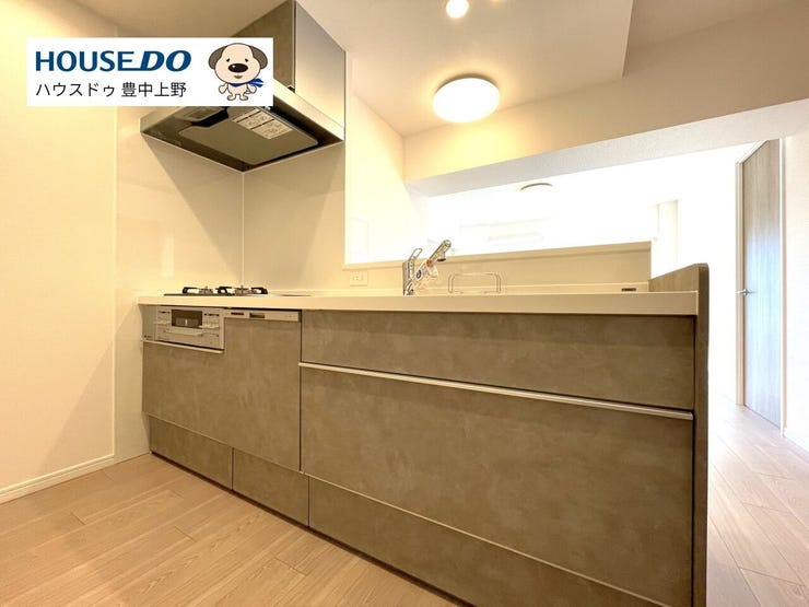 三口コンロ、食洗機付のシステムキッチン。ご家族との会話を楽しみながらお料理もはかどります。