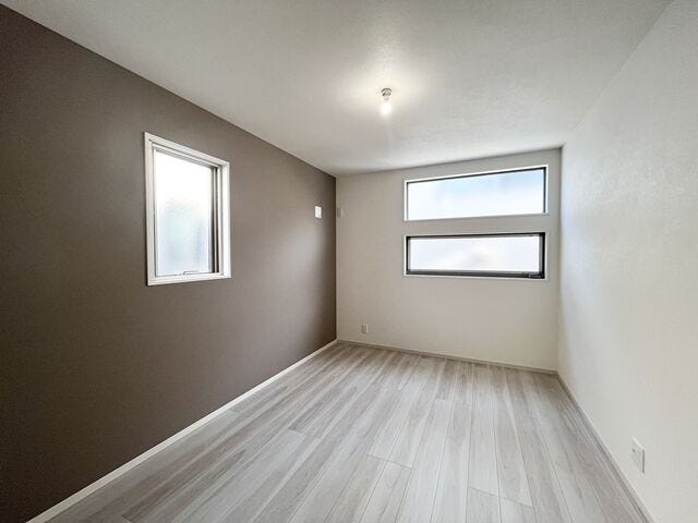 6.5帖洋室:南向きの大きめの窓からたっぷりと日差しが降り注ぎます。爽やかなお部屋で朝も気持ちよく起きることができそうです。