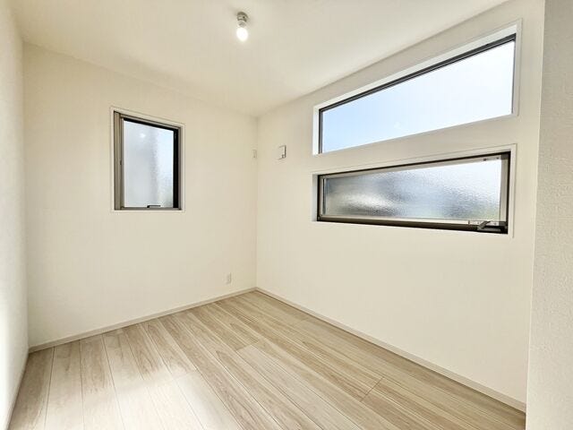 4.5帖洋室:小ぶりなお部屋ですが、収納もしっかりとあるので、お部屋を広く使えます。