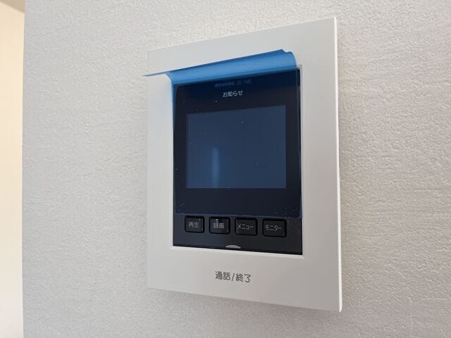モニター付きインターホン:訪問者の顔を確認できるので防犯の効果が高まり暮らしに安心を与えてくれます。
