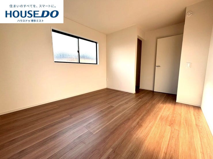 【プライベートルームの過ごし方】ベッドや机などの家具を置いてもゆとりある広さ。何にも邪魔されたくない一番のプライベート空間だから、過ごしやすさは大切にしたい・・・。