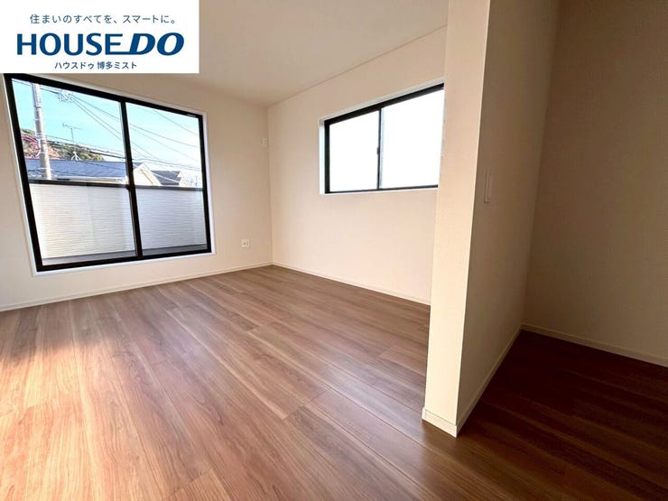 【プライベートルームの過ごし方】ベッドや机などの家具を置いてもゆとりある広さ。何にも邪魔されたくない一番のプライベート空間だから、過ごしやすさは大切にしたい・・・。