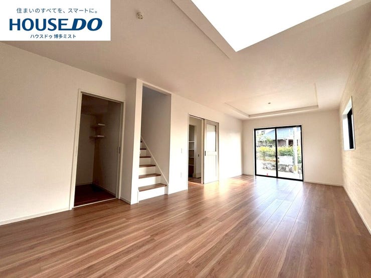 【家族のいやし時間】穏やかな光が入るリビング。忙しい毎日だからこそ、家族と過ごす時間は大切。家族みんなが快適なリビングだから、忙しい朝も、くつろぎの夜も、楽しい時間が過ごせます。