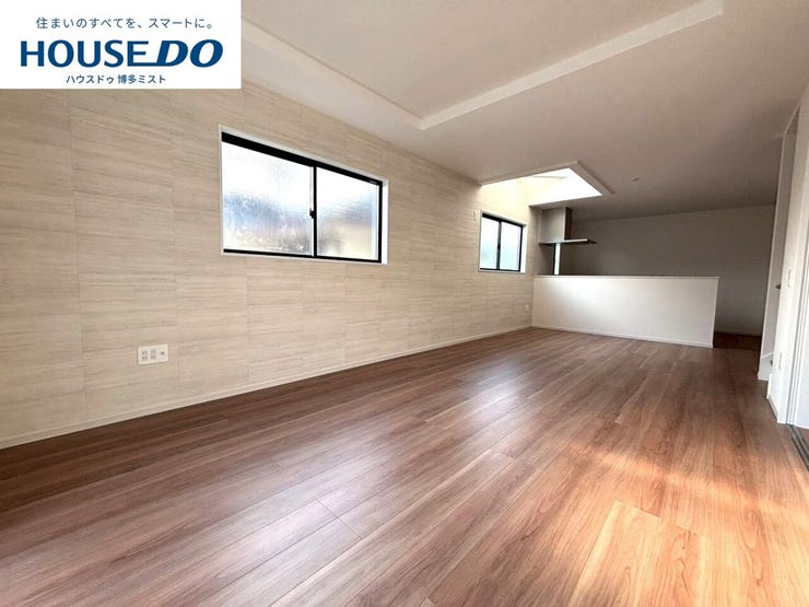 【家族の時間、穏やかな空間】家族が集まるリビングは床や壁をシンプルなテイストに。居心地が良いから自然と集まり、特別なことはしないけど、家族といる安心感は大切♪