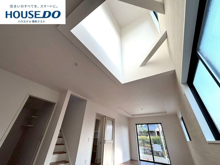 リビング上部には、ゆとりと安らぎを与える開放感いっぱいの吹抜。上下階の一体感も家族のふれあいを演出します。