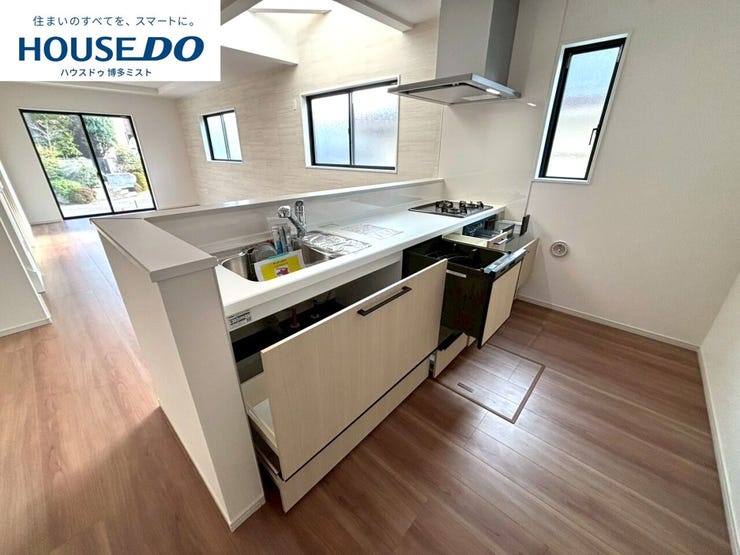 【今日のゴハンは何食べたい?】重たい鍋や大きなフライパンの収納はキッチン下のスライド収納へ。ちょっとした家事の手間を楽にする、家族みんなが使いやすいキッチンです。