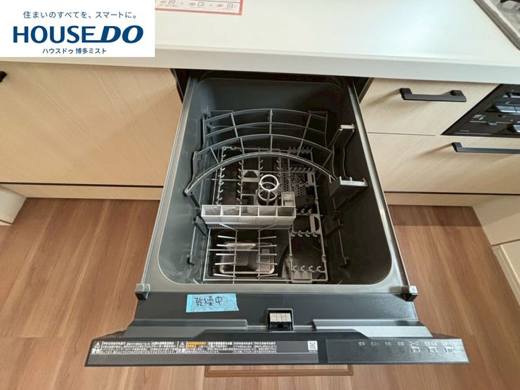 ビルトインタイプで、キッチンと同じカラーにすることにより一体感を持たせた食器洗浄乾燥機。乾燥機能が備わっているため家事の時間が短縮できます。