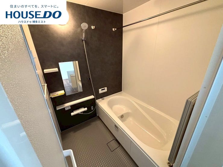 【『ふぅーーーっ。』と思わず声がでちゃいます。】デザイン性に優れた浴槽でゆったりとしたバスタイムを演出。ベンチ付きなので半身浴も楽しめます。