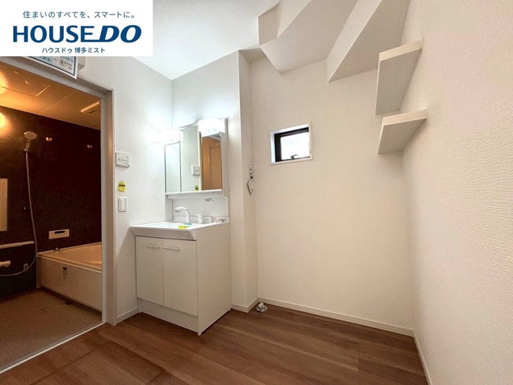 【サクッと準備して、さぁ行こう!】引き出しや3面鏡裏などの収納がたっぷりあるので、出したままにしたくないドライヤーや化粧品類などの生活感が出るものが片付きます。