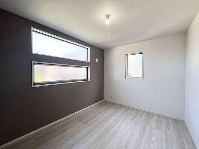 6帖洋室:広々としたお部屋なので、ご夫婦の寝室としてもお使いいただけそうです。南側の窓から日差しが入りプライベートの時間も気持ちよく過ごすことができそうです。