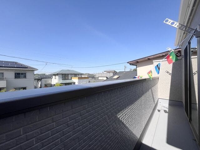 バルコニー:広めなのでたくさんのお洗濯も一度に干すことができそうです。