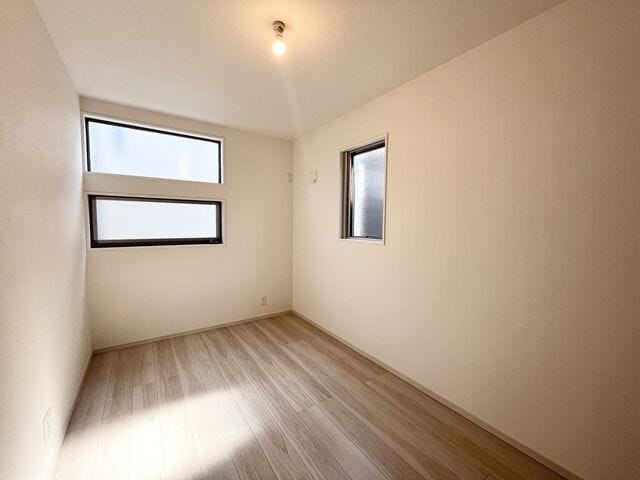 5帖洋室:南向きのお部屋なので、たっぷりと日差しが降り注ぎます。