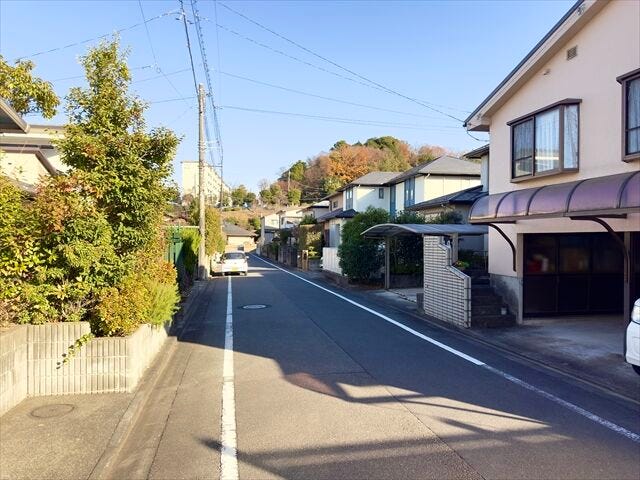 【北側 前面道路】幅員約6mの前面道路です。車がすれ違うのに十分な道幅です。車が2台と通行人も通れる幅となっています。