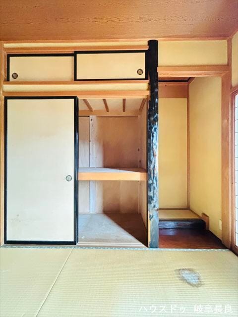 ≪1F南東和室≫
押入れ収納は奥行きがあるので、衣装ケースや突っ張り棒を使って空間を有効活用できます!