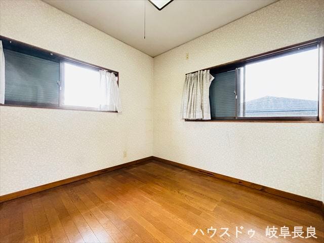≪2F南西≫
大きな窓からたっぷりの日差しが入り、明るいお部屋になっています。