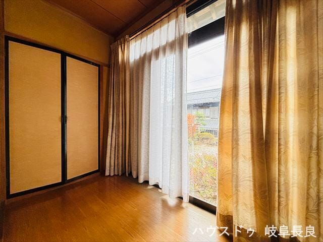 ≪1F縁側≫
庭の景色を眺めながら、穏やかな時間を過ごせる広々とした縁側です。日向ぼっこや夕涼みに最適で、内と外をつなぐ心地よい空間が、和の暮らしに豊かな彩りを与えます。